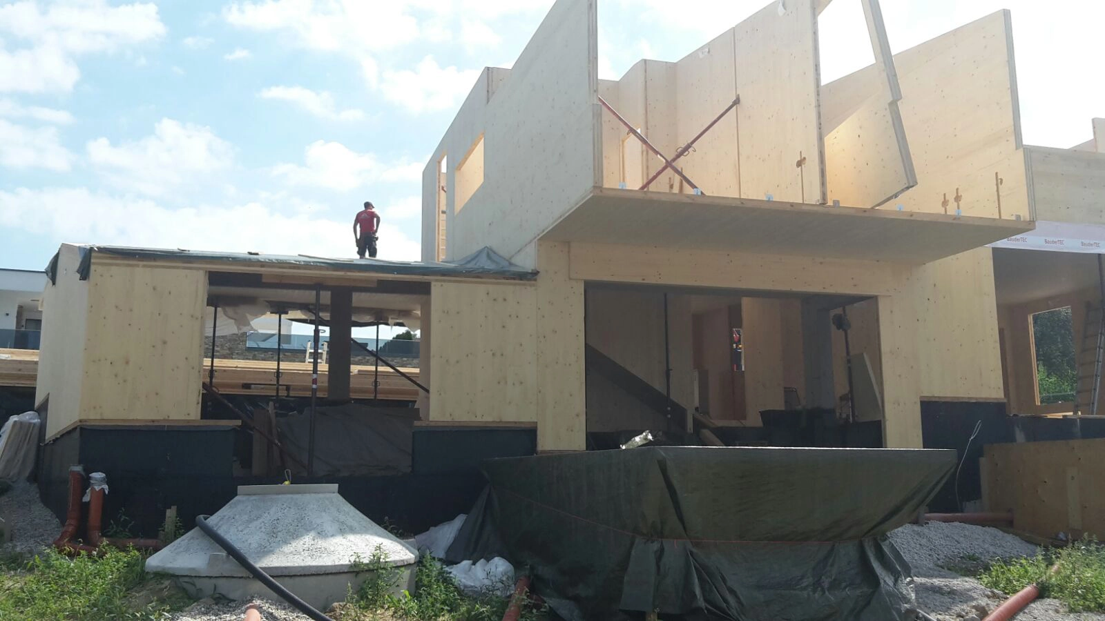 Aufbau eines Fertighauses in Holzriegelbau von Holzbaufirma Niederleitner